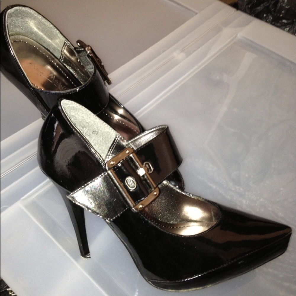 Black pointy toe shoe